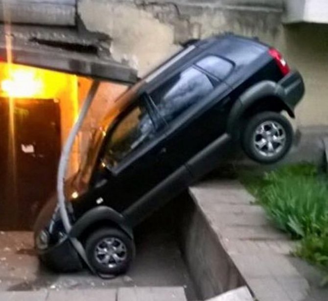 В Киеве автомобиль слишком неудачно "припарковался" у подъезда