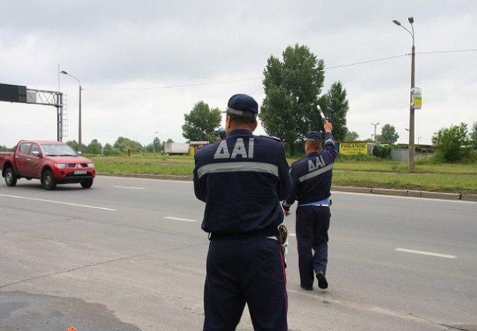 Аваков приказал гаишникам сдирать с авто "даже ультрапатриотические" наклейки