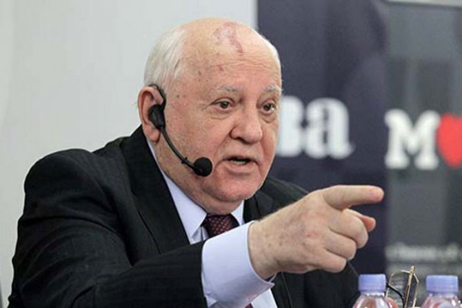 Горбачев осудил отказ ряда политиков приехать в Москву 9 мая
