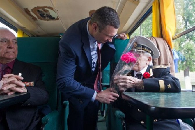Кличко покатал ветеранов на трамвае