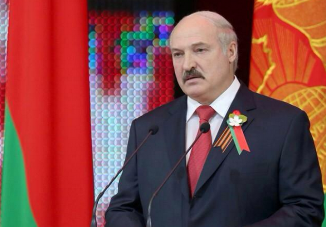 Лукашенко предстал на людях с георгиевской и яблочной лентами