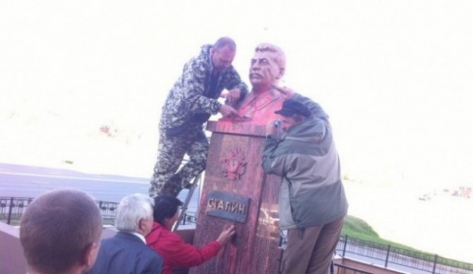 В Липецке новенький памятник Сталину облили краской