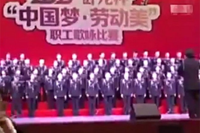 В Китае на репетиции хор из 80 человек провалился под сцену