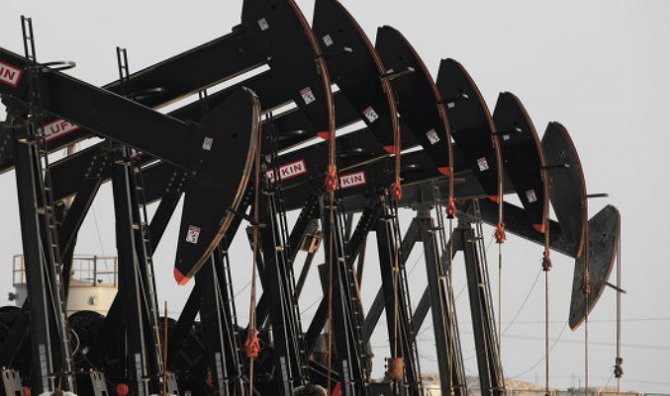 Нефть дешевеет на фоне переизбытка на рынке