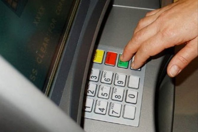 В Украине уменьшается количество банкоматов