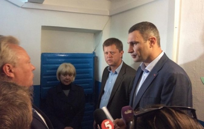 Кличко проинспектировал ремонт подъездов в Киеве