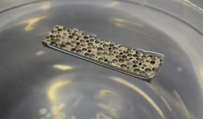 Ученые создали нетонущий в воде металл