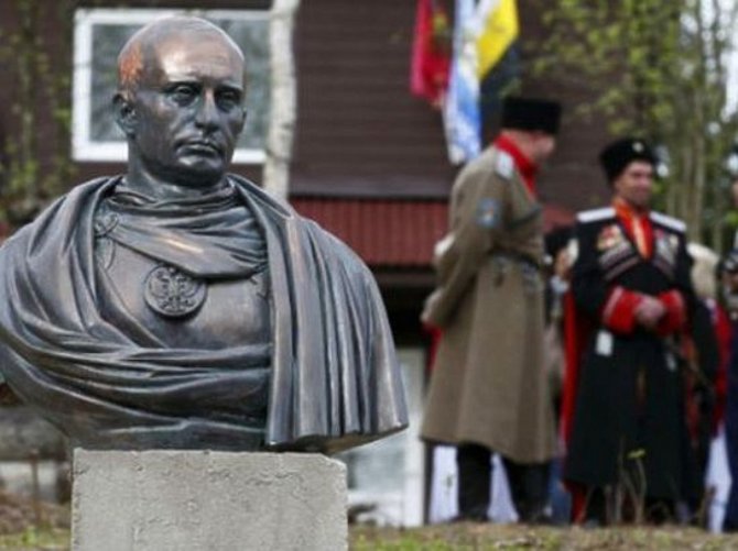 Казаки в России открыли памятник "императору Путину"