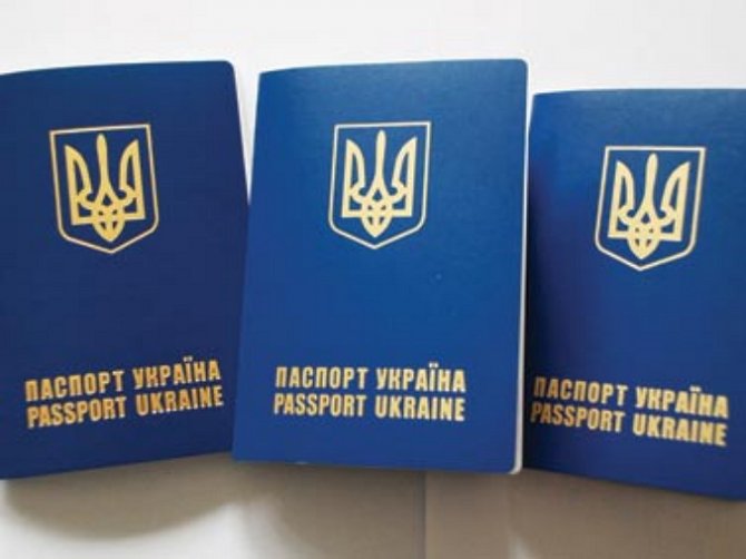 Украинцы, уезжающие жить за границу, продают свои паспорта
