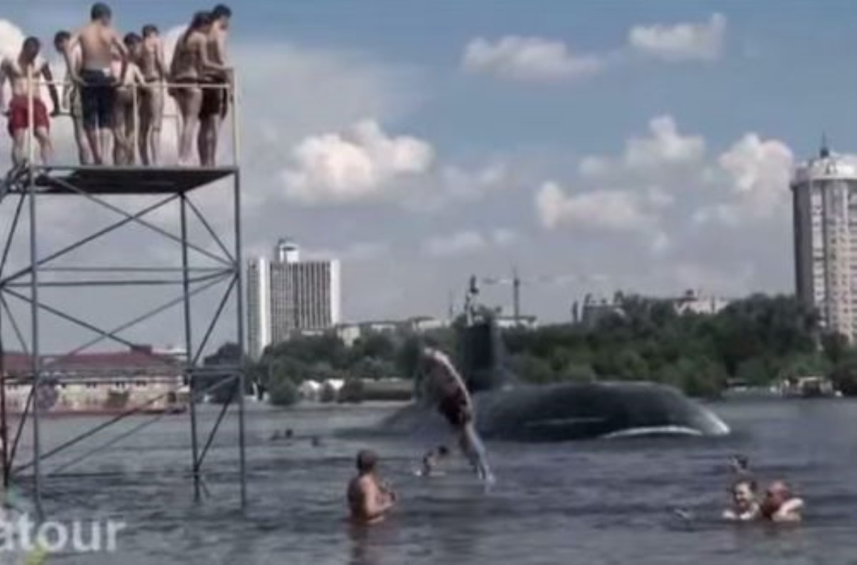 В Киеве обнаружена российская подводная лодка. ВИДЕО