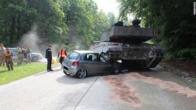 В Германии танк переехал малолитражку