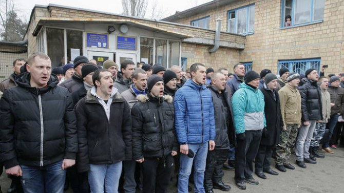 В Киеве мужчин поймали в хостеле и увезли в военкомат
