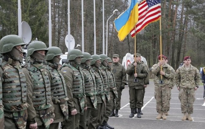 На Львовщине американские морпехи подкармливают украинских бойцов
