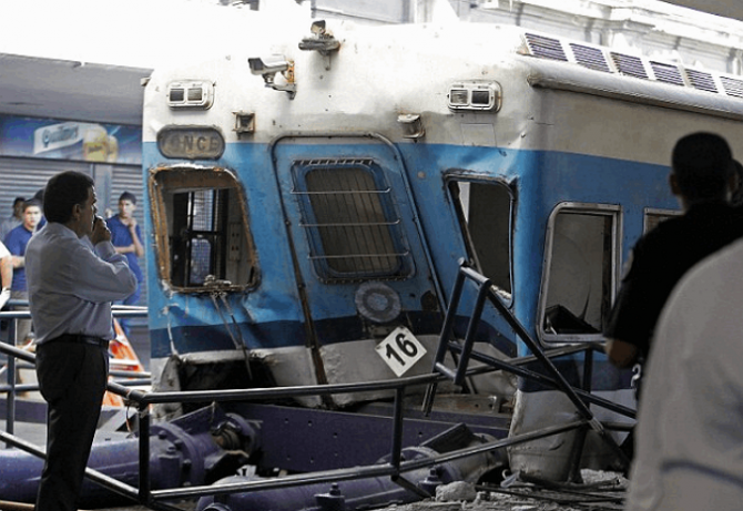 В Аргентине пассажирский поезд врезался в локомотив, 49 человек погибли