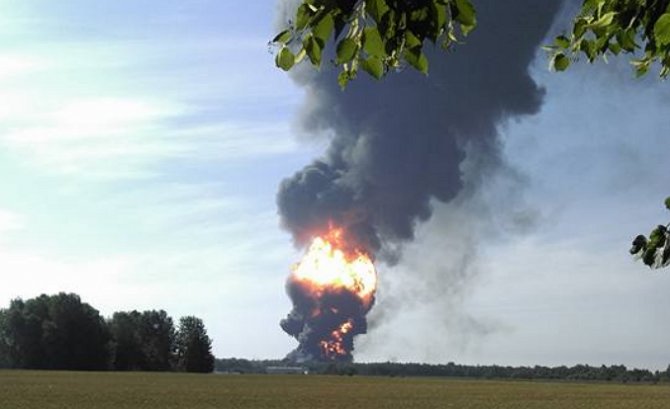 Под Киевом на территории горящей нефтебазы пламя бьет вверх на 150 - 200 м