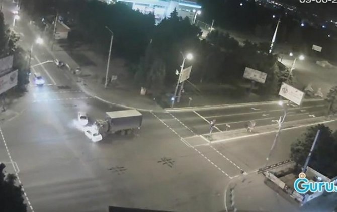 В Мариуполе военный грузовик протаранил два легковых авто