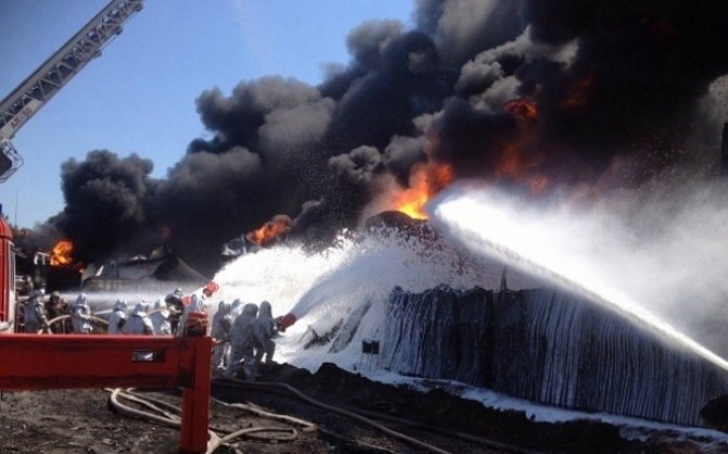 На нефтебазе под Киевом продолжается пожар