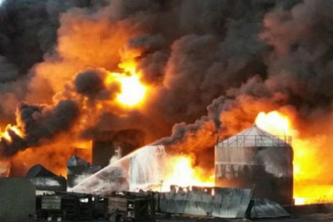 Турчинов озвучил основные версии пожара на нефтебазе