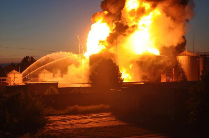Пожарным удалось загасить резервуар с горящим топливом на нефтебазе