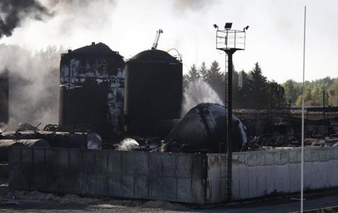 На нефтебазе под Киевом все еще продолжается пожар
