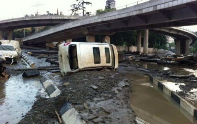 Число жертв наводнения в Тбилиси увеличилось до 15 человек