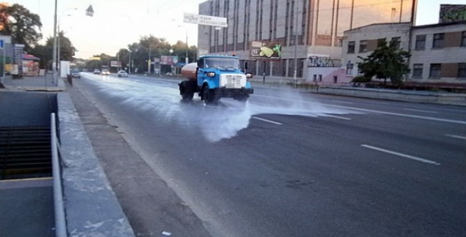 В Киеве увеличили полив дорог из-за жары
