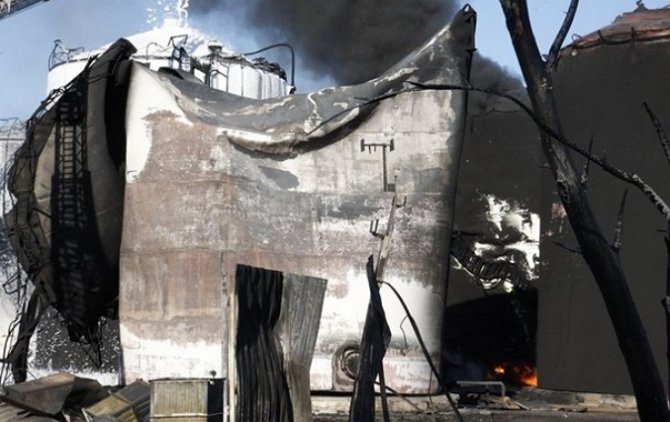 На нефтебазе под Киевом все еще продолжает гореть резервуар