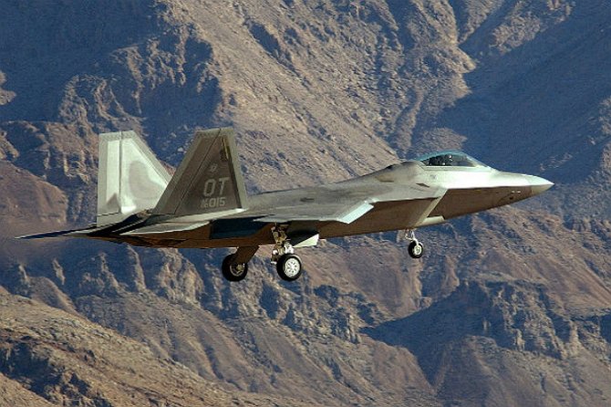 США могут разместить в Европе новейшие истребители F-22 Raptor