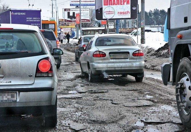 Одесская и Львовская области возглавили антирейтинг худших дорог Украины