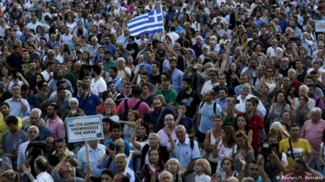 Тысячи греков вышли на улицы с требованием остаться в еврозоне