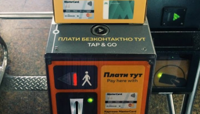 В киевском метро уже можно расплачиваться с помощью смартфонов