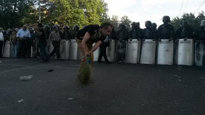 В Ереване протестующие готовятся к штурму "ЭлектроМайдана"
