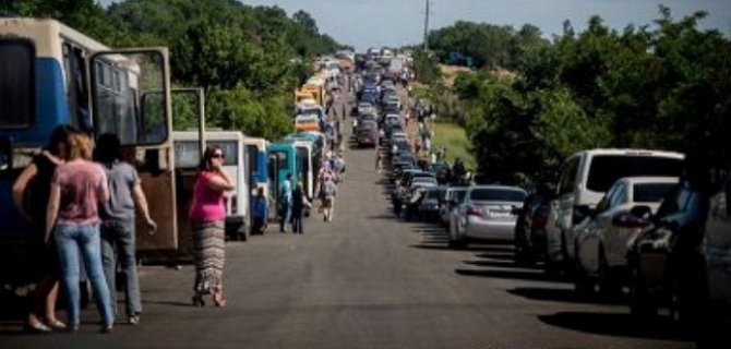 На трассе Мариуполь-Донецк сотни машин стоят в очереди возле блокпостов