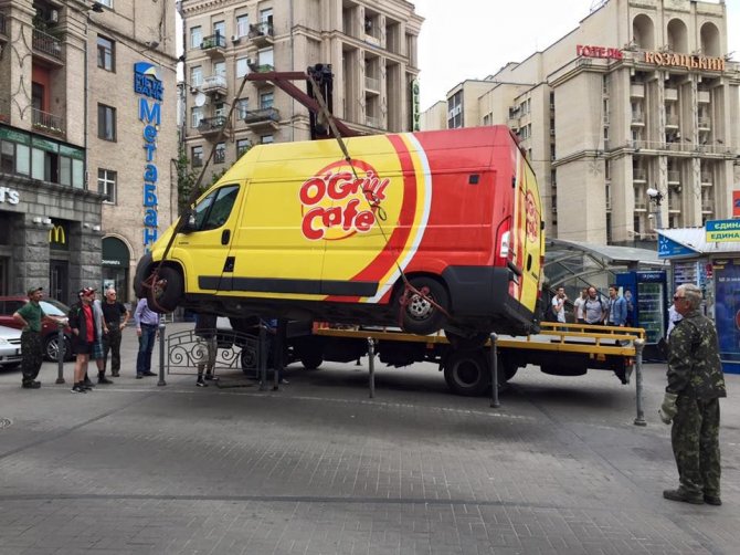 В центре Киева демонтируют МАФы на колесах
