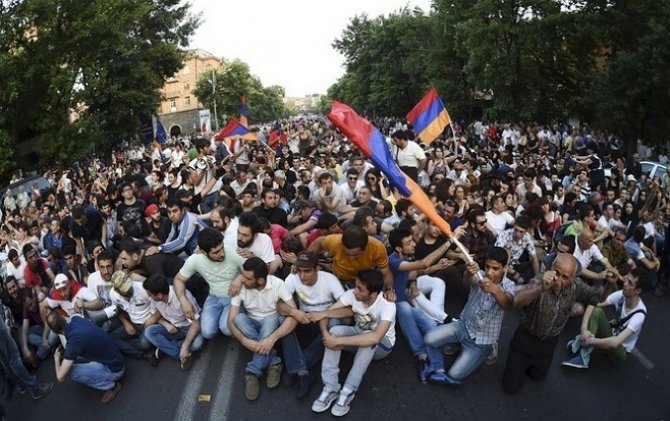 В Ереване уже призывают взять в руки оружие