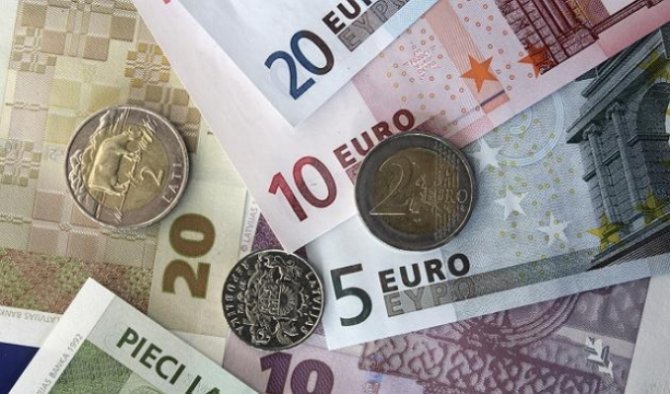 Евро падает на фоне кризиса в Греции