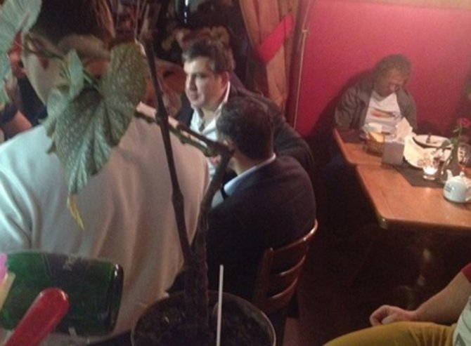 Саакашвили посетил взорванное одесское кафе