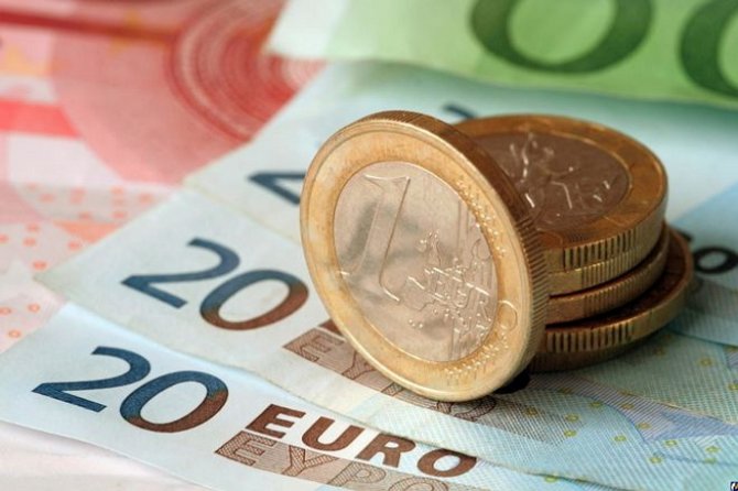Евро продолжает падение из-за Греции