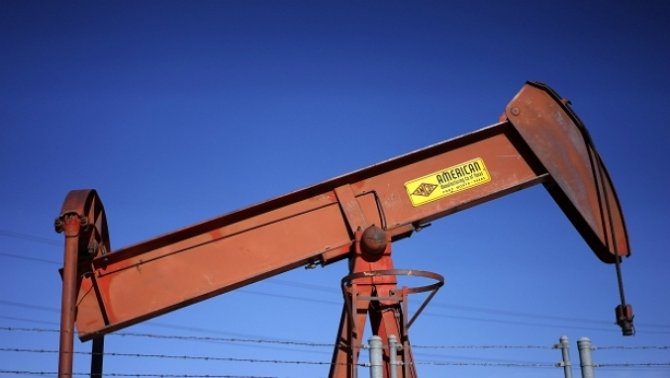 Цены на нефть впервые за три месяца упали ниже $56
