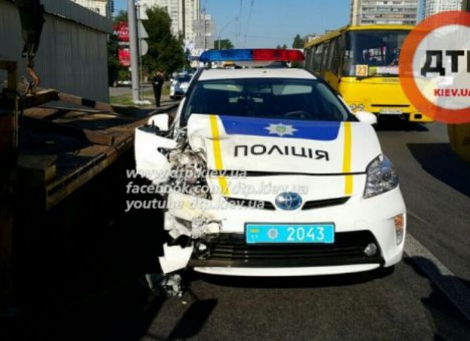 За сутки полицейские в Киеве разбили два новеньких авто