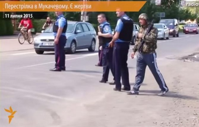 В «титушке» с оружием на посту МВД в Мукачево узнали человека из окружения Ланьо