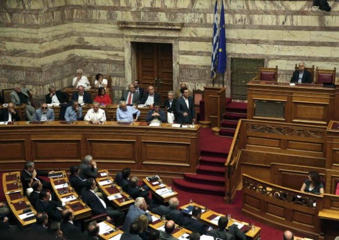 Парламент Греции одобрил согласованный с кредиторами законопроект
