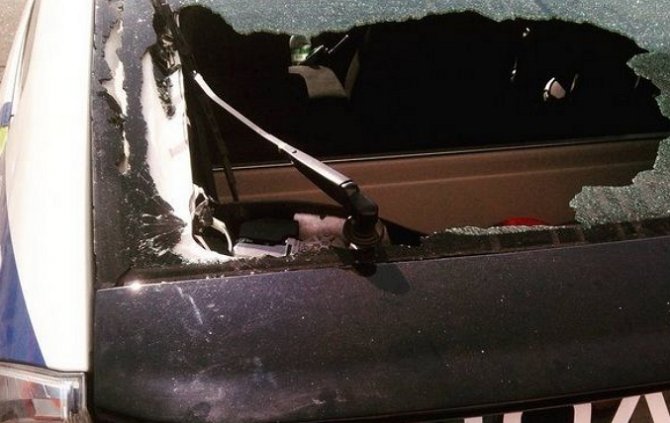 В Киеве неизвестные разбили стекло в автомобиле полиции