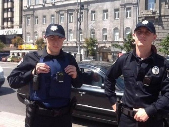 Киевские полицейские начали выезжать на вызовы в бронежилетах