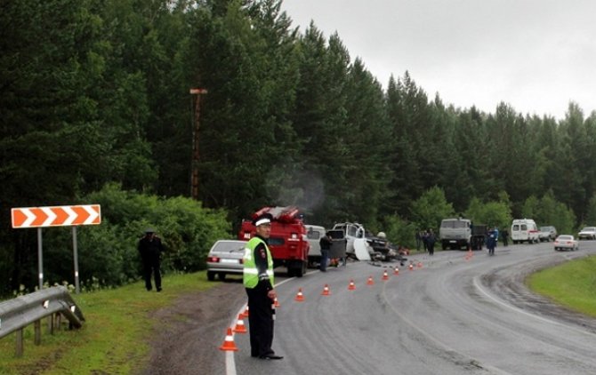 В РФ при столкновении автобуса и грузовика погибли 11 человек