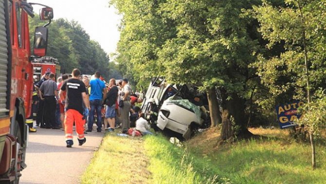 В Польше автобус с украинцами врезался в дерево, 4 человека погибли