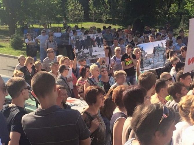 В Донецке несколько сотен горожан вышли протестовать против обстрелов