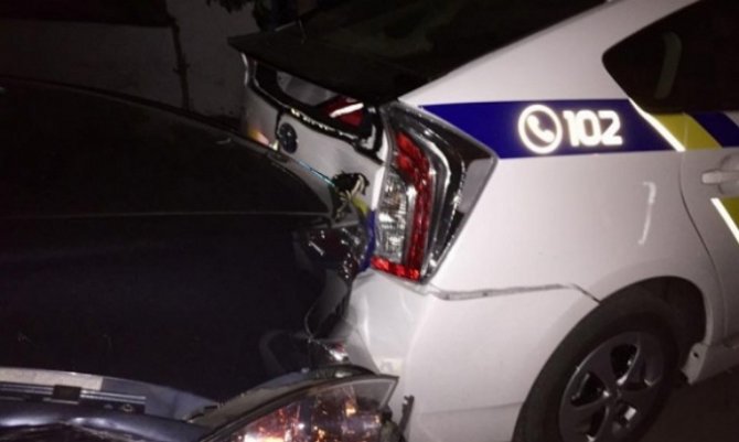 В Киеве водитель иномарки умышленно разбил две машины патрульной полиции