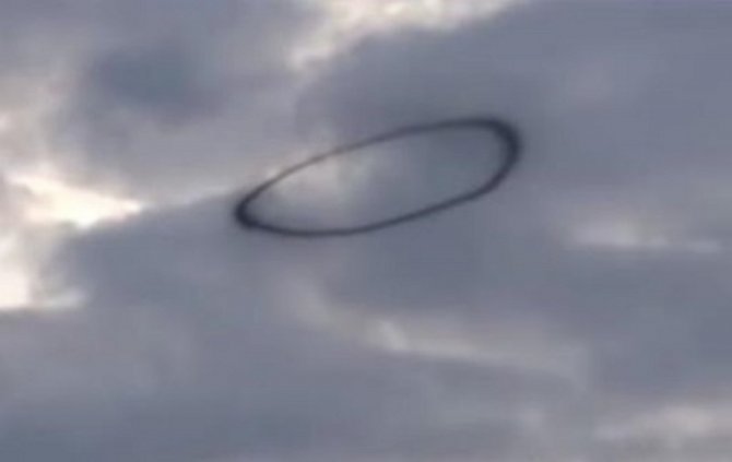 В небе над Британией было замечено загадочное черное кольцо
