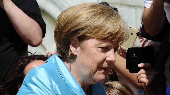 Меркель упала со стула в оперном театре - СМИ